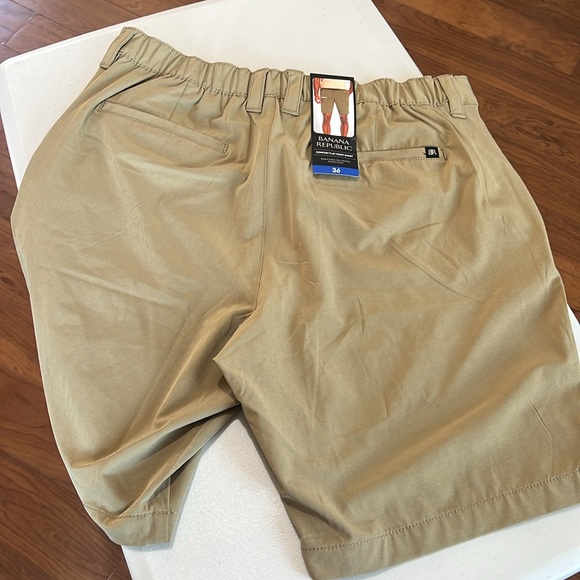Banana Republic Men's Elastic Waistband Comfort Flat Front Shorts size 36 EUC - Picture 4 of 4